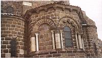Polignac, Eglise, Chevet, Fenetre centrale a archivolte brisee, les autres sont obstruees